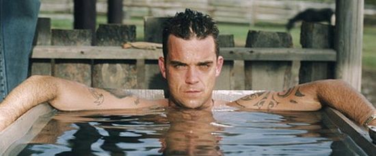 Robbie Williams málem zemřel jako Jackson Robbie Williams málem zemřel jako Jackson