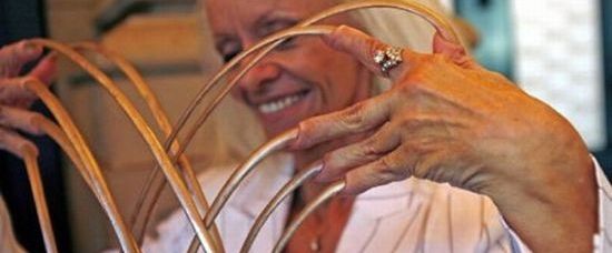 Zlomila nejdelší nehty na světě. Metr dlouhé!