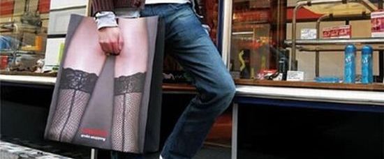 Nestydatá taška. Chyťte ji za rozkrok!