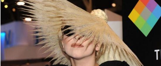 Lady Gaga má klobouk z vlastních vlasů Lady Gaga má klobouk z vlastních vlasů