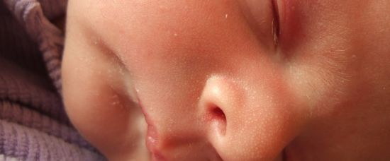 Rekordní porod. Dítě vypadlo nohavicí při chůzi