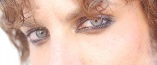 Chlapi nosí tanga i sukně a malují se