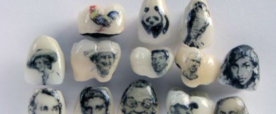 Tetování zubů. V ústech jako v galerii