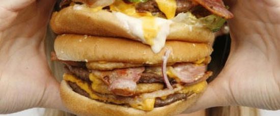 Podívejte se na největší burger vážící 1,5 kg Podívejte se na největší burger vážící 1,5 kg