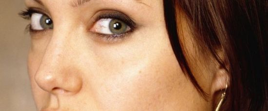 Angelina Jolie v 16. Ještě bez tetování