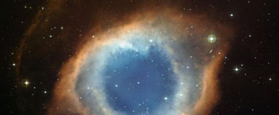 Vesmírné Boží oko, 700 let vzdálené