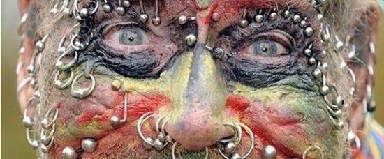 Šílený důchodce: má na těle 241 piercingů Šílený důchodce: má na těle 241 piercingů