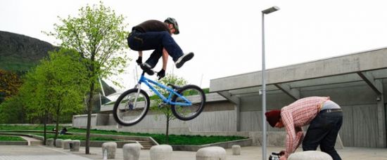Úchvatný parkour na kole Úchvatný parkour na kole