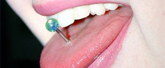 Chtěla ušetřit za piercing do jazyka. Zemřela.