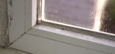 Orosená okna v domácnosti představují jistá zdravotní rizika