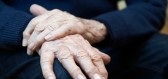 Třes rukou není jediným příznakem: 7 méně známých projevů Parkinsonovy choroby