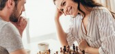 Seriál Dámský gambit získává rekordní hodnocení, jak je to ale s ženami ve světovém šachu ve skutečnosti?