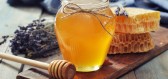 Jak využít včelí produkty pro kosmetické účely – med k hydrataci, mateří kašičku k výživě, propolis na hojení