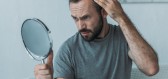 Za vypadávání vlasů u mužů může stres i nedostatečná péče