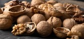 Proč nevyhazovat skořápky z ořechů? Poslouží k vybělení zubů i posílení imunity