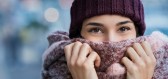 Bolestivě popraskané zarudlé pokožce v zimě lze včas předejít