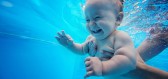 Plavání pro kojence není jen módní záležitostí
