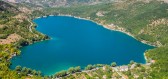 Italské jezero ve tvaru srdce láká zamilované v každém věku