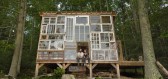 Manželský pár si postavil dům snů ze starých recyklovaných oken