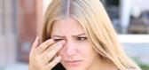 Suchá oční víčka jako častý problém. Jak s ním bojovat?