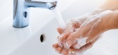 Jak při mytí rukou odstranit až 12 000 bakterií