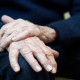 Třes rukou není jediným příznakem: 7 méně známých projevů Parkinsonovy choroby