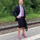 Tento muž již 4 roky obléká do práce sukni a vysoké podpatky pro podporu genderové rovnosti