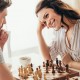 Seriál Dámský gambit získává rekordní hodnocení, jak je to ale s ženami ve světovém šachu ve skutečnosti?