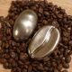 Kávová zrnka z kovu udrží nápoj horký několik hodin