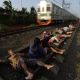 Indonésie: Hromadné leháro na kolejích