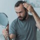 Za vypadávání vlasů u mužů může stres i nedostatečná péče