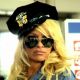 Pamela jako sexy policajtka na letišti