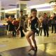 Školačka živí své rodiče tancem