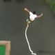 VIDEO: Při bungee jumpingu vyklouzl z lana. Přežil