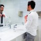 Proč muži močí do umyvadla