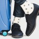 Bílé ponožky do černých bot jako překvapivý trend letošního jara