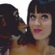 Katy Perry se líbá s opičákem