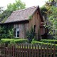 Jak se na jaře postarat o dřevěný zahradní domek a zahradu kolem něj?