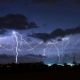 Mýty o bouřce: Nebezpečný telefon a pláštěnka jako ochrana před bleskem