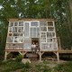 Manželský pár si postavil dům snů ze starých recyklovaných oken
