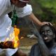 Kolumbijský exorcista léčí posedlé bizarním rituálem