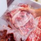 Jak bezpečně rozmrazit maso? Nedopouštějte se základních chyb