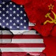 Sovětské a americké vlajky na Den vítězství. Absurdita vystřídala jinou.
