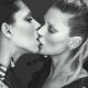 Bezpohlavní svět: Kate Moss líbá transsexuální modelku