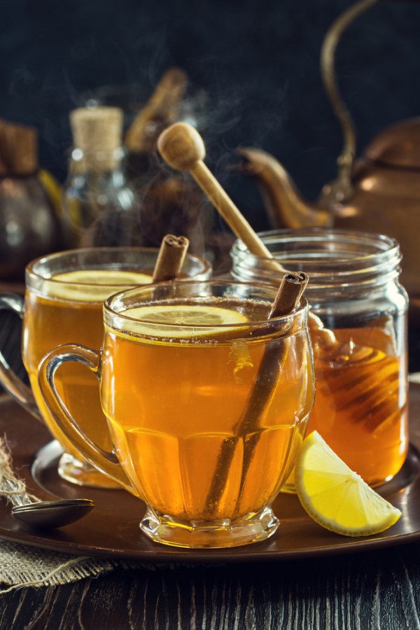 Čaj s medem chutná i zahřeje