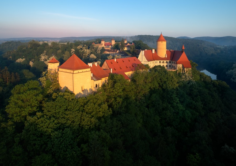 Hrad Veveř&iacute; u přehrady