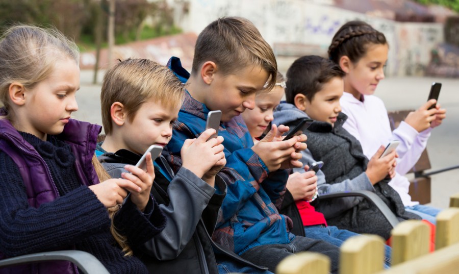 Děti s mobilními telefony