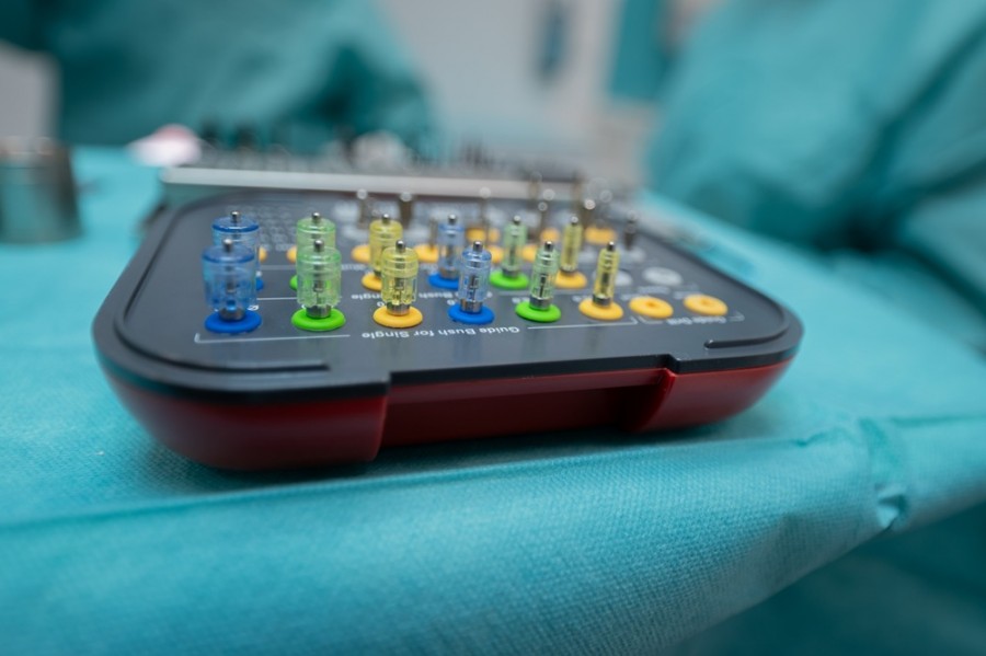 Zubní implantát