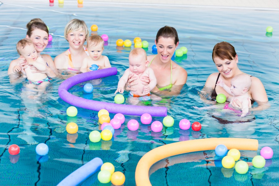 Maminky s dětmi v bazénu