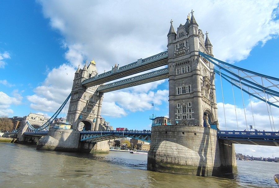 Pohled na Tower Bridge z lodi